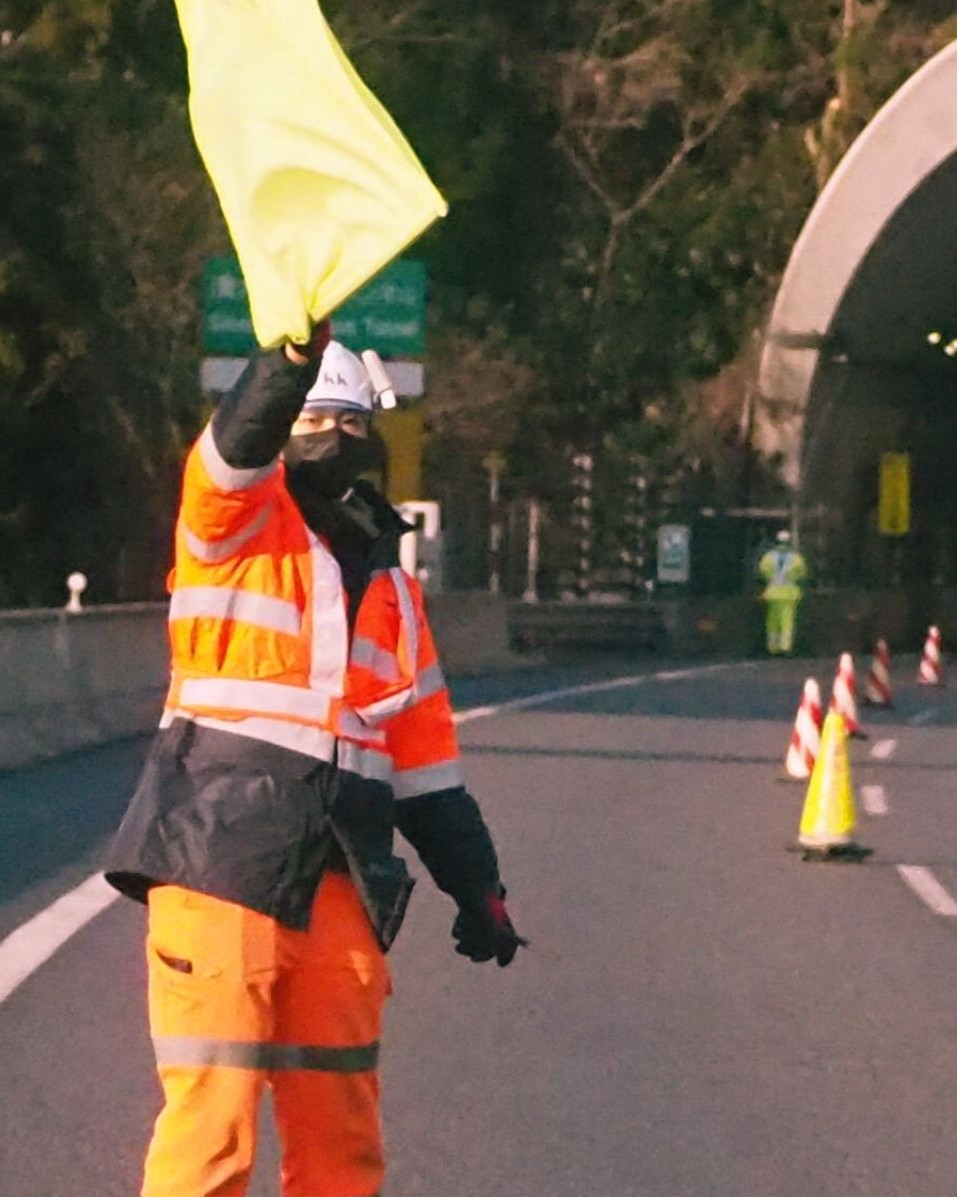高速道路で交通誘導する様子