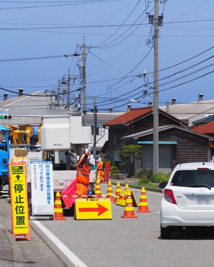 一般道路で交通誘導する様子
