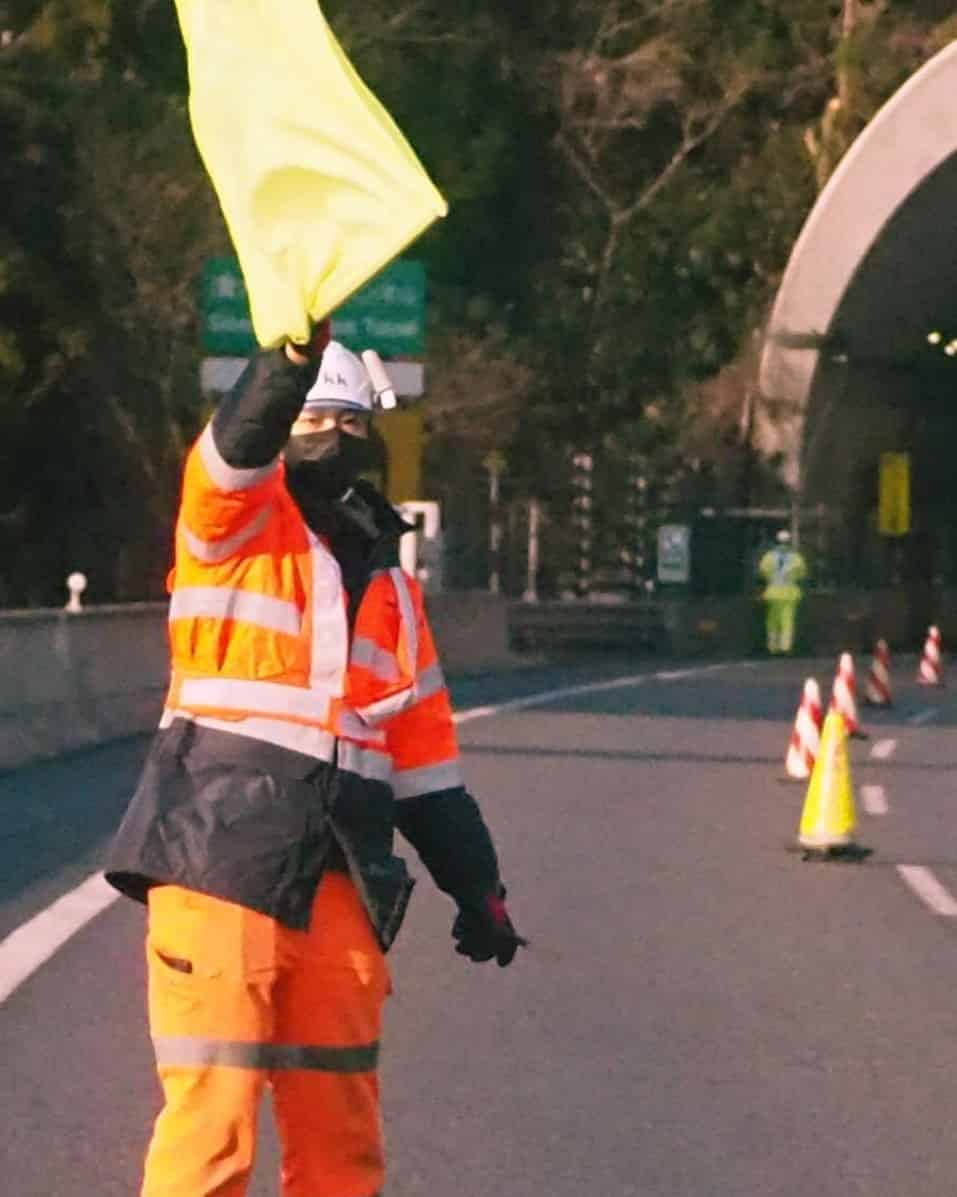 高速道路で交通誘導する様子